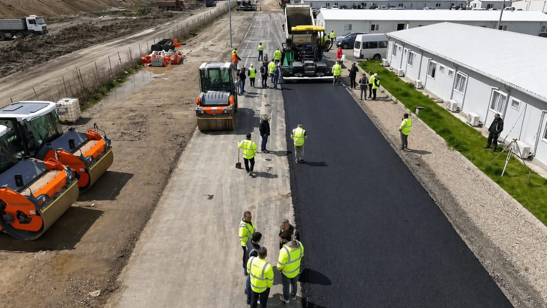 Autostrada A8: Primul strat de asfalt experimental, așternut pe secțiunea Târgu Mureș – Miercurea Nirajului Autostrada A8: Primul strat de asfalt experimental, așternut pe secțiunea Târgu Mureș – Miercurea Nirajului