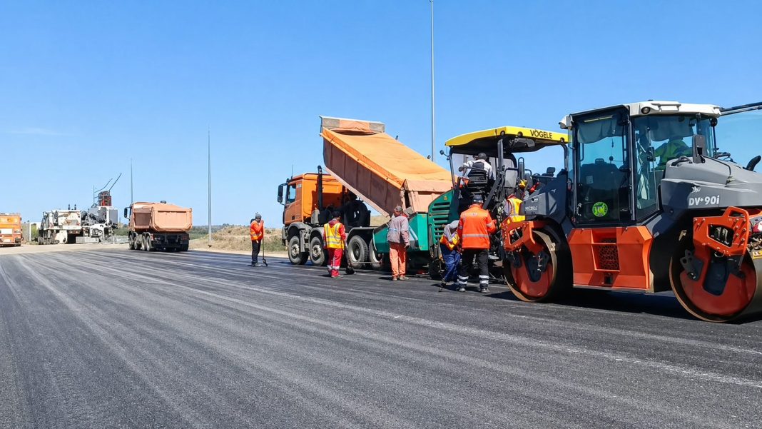 Autostrada A7: Primii kilometri de asfalt între Bacău și Pașcani pe loturile gestionate de UMB Autostrada A7: Primii kilometri de asfalt între Bacău și Pașcani pe loturile gestionate de UMB