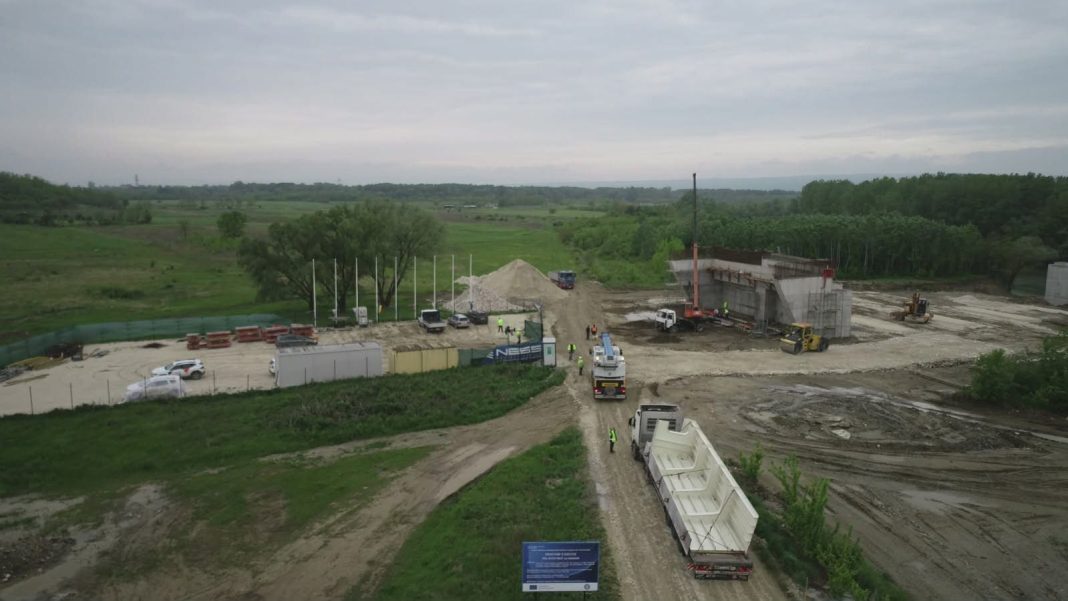 Podul de la Ungheni la jumătatea drumului: a sosit primul element de tablier metalic pentru conexiunea cu A8 Podul de la Ungheni la jumătatea drumului: a sosit primul element de tablier metalic pentru conexiunea cu A8