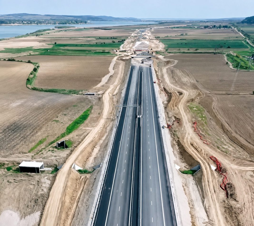 Mobilizare masivă pe autostrada A7 Răcăciuni Bacău pentru deschiderea traficului la finalul verii Mobilizare masivă pe autostrada A7 Răcăciuni Bacău pentru deschiderea traficului la finalul verii