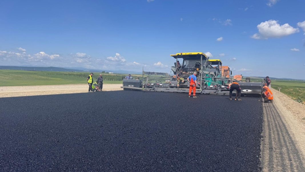 A început asfaltarea pe tronsonul 3 din Autostrada A7 Bacău – Pașcani A început asfaltarea pe tronsonul 3 din Autostrada A7 Bacău – Pașcani