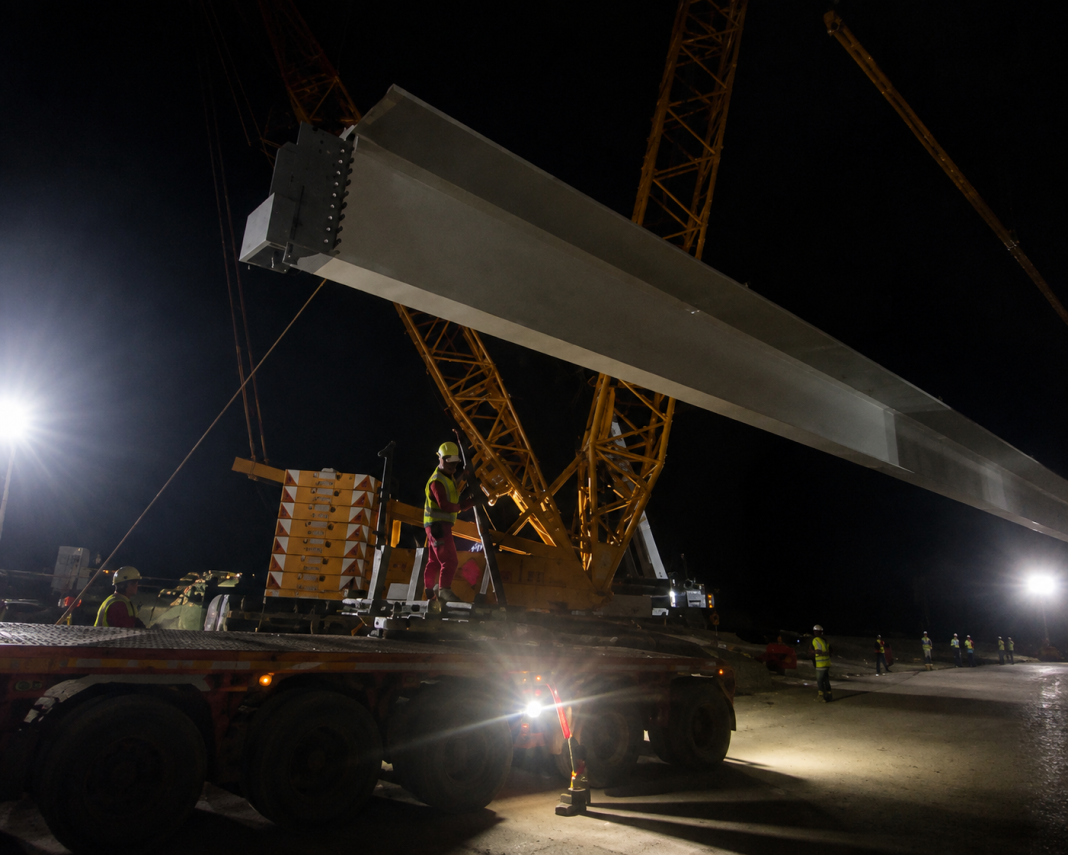 Autostrada A0 atinge un punct critic: A fost montată ultima grindă de beton a pasajului peste DN7 Autostrada A0 atinge un punct critic: A fost montată ultima grindă de beton a pasajului peste DN7