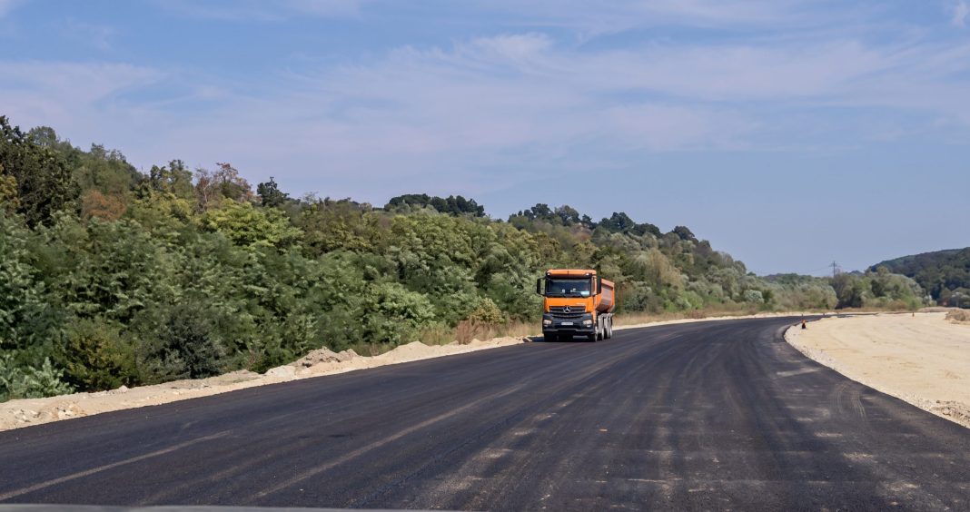 Autostrada A1, secțiunea Margina – Holdea avansează: s-a turnat primul strat de asfalt Autostrada A1, secțiunea Margina – Holdea avansează: s-a turnat primul strat de asfalt