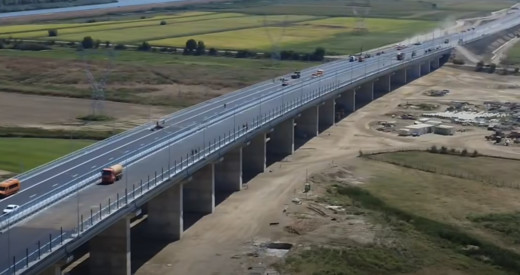 Autostrada A7: Pasajul de la Cleja a intrat în faza finală de asfaltare Autostrada A7: Pasajul de la Cleja a intrat în faza finală de asfaltare