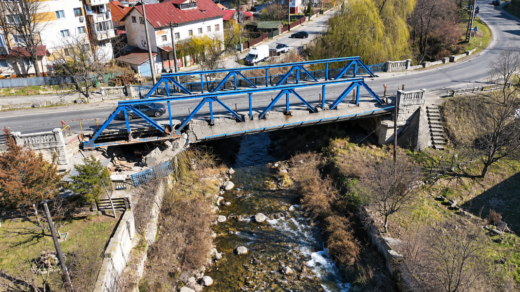 podul de pe DN10 la Nehoiu – pod metalic albastru peste pârâu