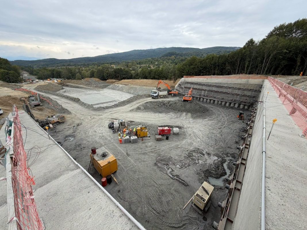 Autostrada Sibiu-Pitești: Platforma pentru lansarea TBM-ului la tunelul Poiana a depășit stadiul de 80% Autostrada Sibiu-Pitești: Platforma pentru lansarea TBM-ului la tunelul Poiana a depășit stadiul de 80%