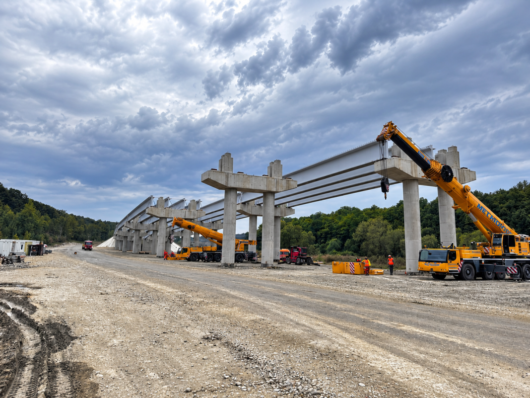 A1 Margina–Holdea: pasajul intră în faza montării grinzilor A1 Margina–Holdea: pasajul intră în faza montării grinzilor