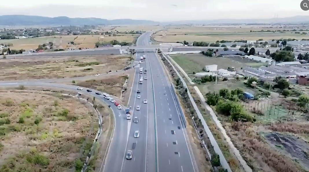 Autostrada A7 avansează spre Moldova: Nodul rutier Bacău Nord a fost redeschis complet traficului Autostrada A7 avansează spre Moldova: Nodul rutier Bacău Nord a fost redeschis complet traficului