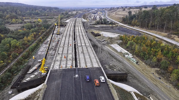 A1 Margina–Holdea: tunelurile sunt străpunse, dar betonarea, viaductele și instalațiile decid deschiderea A1 Margina–Holdea: tunelurile sunt străpunse, dar betonarea, viaductele și instalațiile decid deschiderea