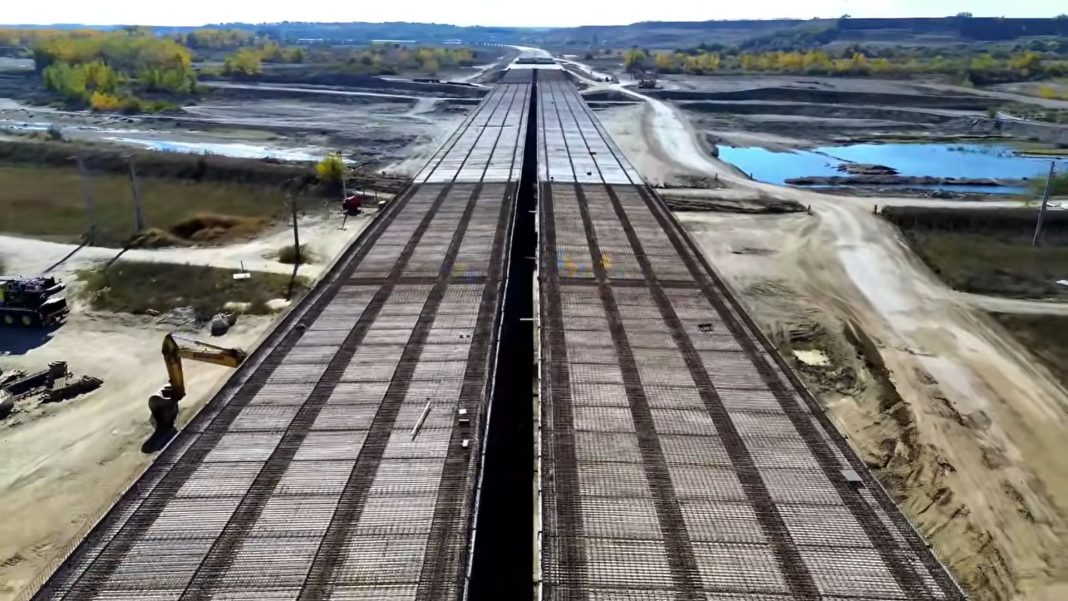 A7 la Roman Nord: podul peste Moldova rămâne în faza armării A7 la Roman Nord: podul peste Moldova rămâne în faza armării