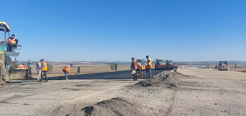 A7 Săucești–Trifești: a început asfaltarea pasajului feroviar de 510 m de la Filipești A7 Săucești–Trifești: a început asfaltarea pasajului feroviar de 510 m de la Filipești