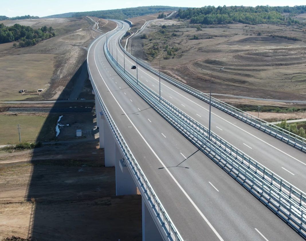 A3 Chiribiș–Biharia ajunge la 78%: constructorul încearcă deschiderea celor 28,55 km în decembrie, cu cinci luni înainte de termen A3 Chiribiș–Biharia ajunge la 78%: constructorul încearcă deschiderea celor 28,55 km în decembrie, cu cinci luni înainte de termen