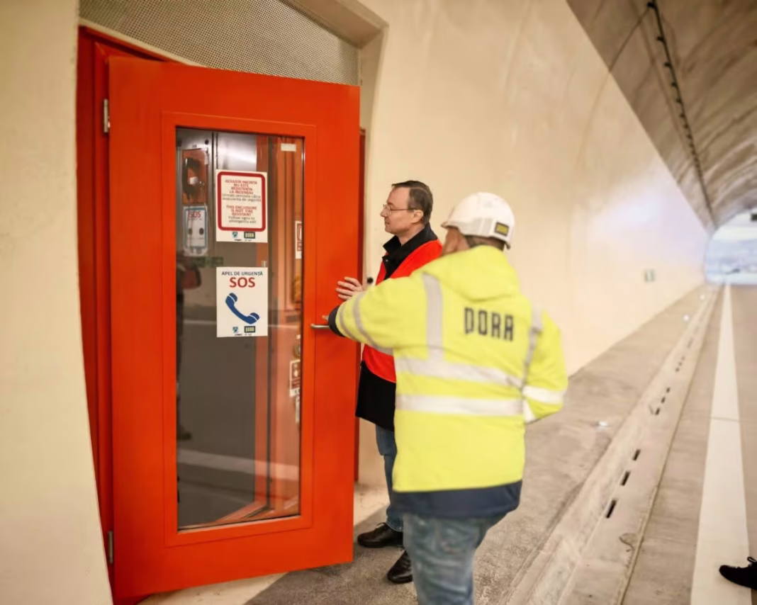 A1 Tigveni–Curtea de Argeș, la 99,22%: tunelul Momaia și descărcarea spre DN73G decid deschiderea din noiembrie A1 Tigveni–Curtea de Argeș, la 99,22%: tunelul Momaia și descărcarea spre DN73G decid deschiderea din noiembrie